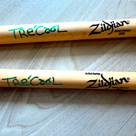 Pair of Concert Used personalized Tre Cool (Greenday) drumsticks from To… - Picture 1 of 3